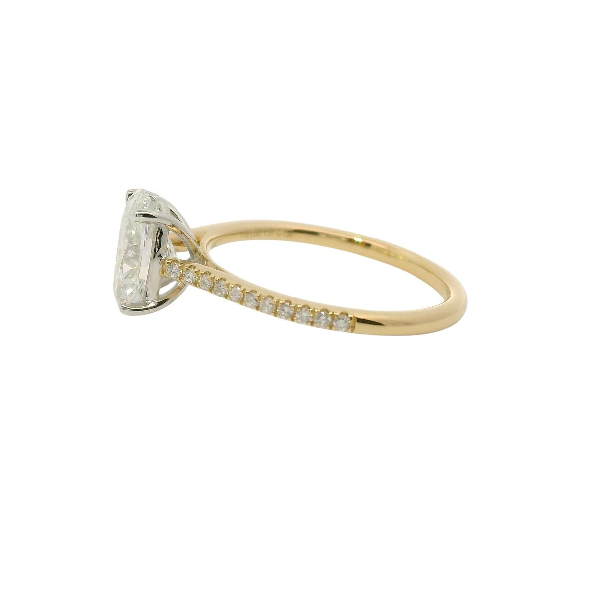 Verlobungsring in Gelbgold mit oval Labordiamant 1,5 ct. und seitlich gefassten kleineren Brillanten Diamantring Verlobungsring