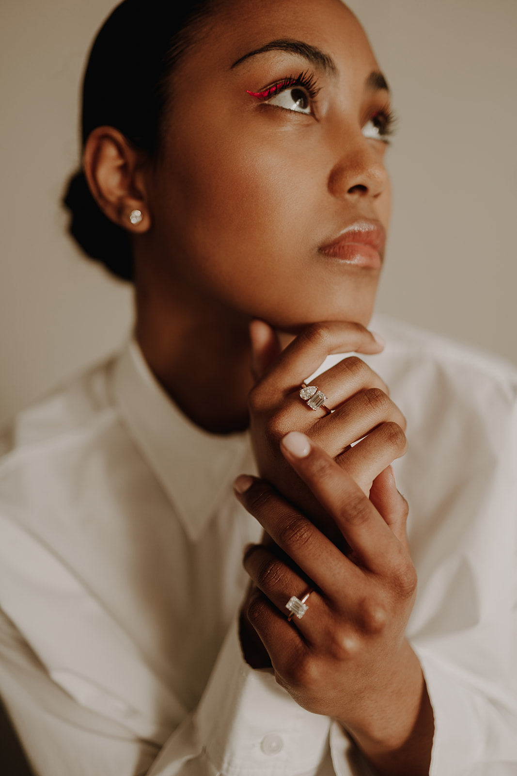 junge afroamerikanische frau trägt ohrschmuck und ringe mit lab grown diamonds