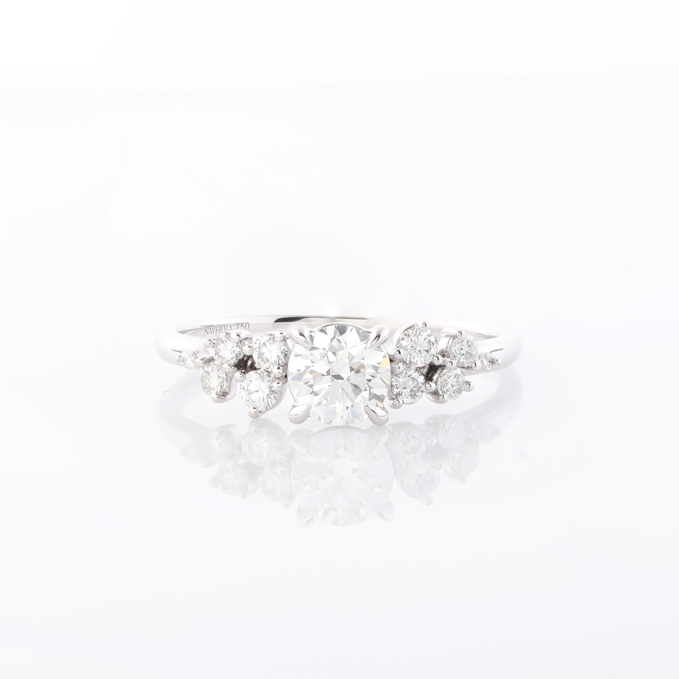 Verlobungsring Rosegold Mittelstein Laborbrillant weitere Brillanten floral seitlich des Haupdiamanten gefasst