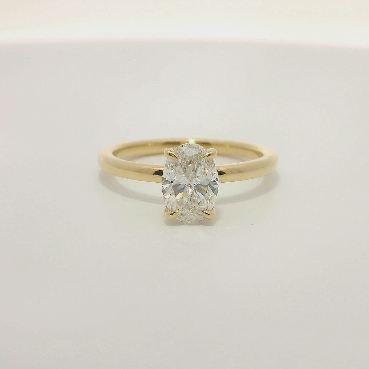 Emma von Nayhera – Ring aus 18 Karat Gold mit ovalem Labordiamanten in 4-Krappenfassung, rundem Ringprofil und verborgenem Halo aus Brillanten.