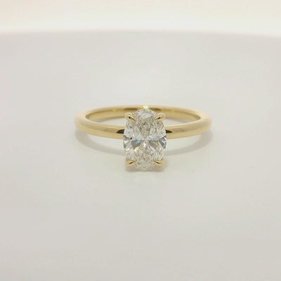 Emma von Nayhera – Ring aus 18 Karat Gold mit ovalem Labordiamanten in 4-Krappenfassung, rundem Ringprofil und verborgenem Halo aus Brillanten.